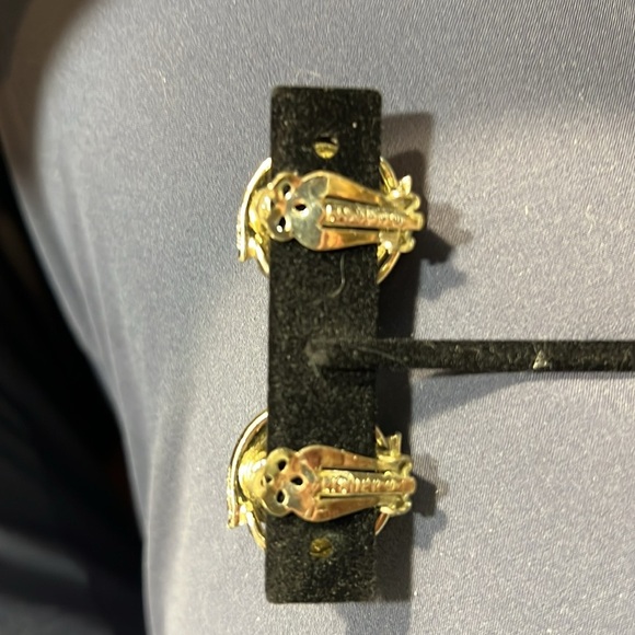 PRETTY RETRO VTG DESIGNER SIGNED LISNER CLIP-ON EARRINGS GOLDTONE. WA273 - Picture 3 of 3